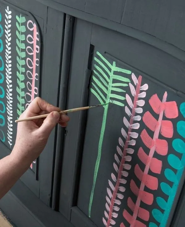 Móveis Renovados com Pintura à Mão: Ideias Criativas para Transformar Sua Decoração