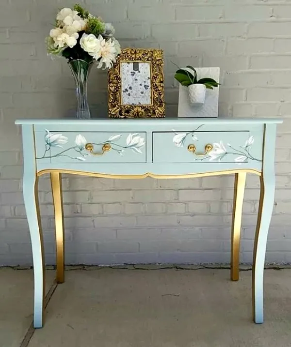 Móveis Renovados com Pintura à Mão: Ideias Criativas para Transformar Sua Decoração