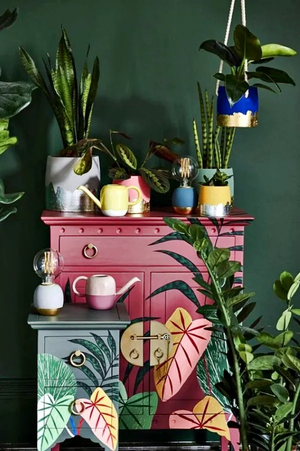 Móveis Renovados com Pintura à Mão: Ideias Criativas para Transformar Sua Decoração