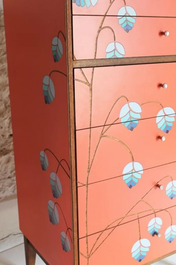 Móveis Renovados com Pintura à Mão: Ideias Criativas para Transformar Sua Decoração