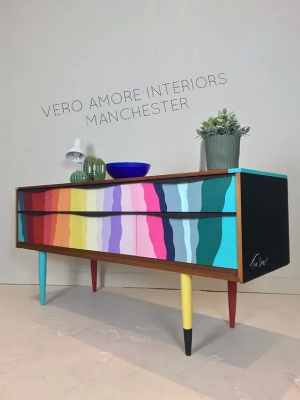 Móveis Renovados com Pintura à Mão: Ideias Criativas para Transformar Sua Decoração