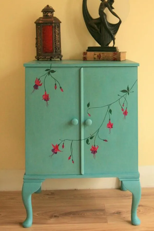 Móveis Renovados com Pintura à Mão: Ideias Criativas para Transformar Sua Decoração
