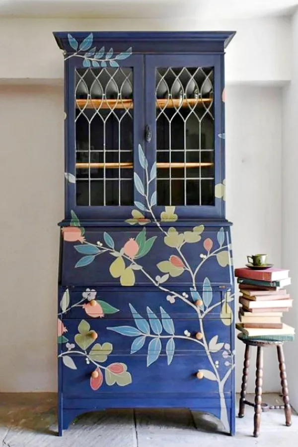 Móveis Renovados com Pintura à Mão: Ideias Criativas para Transformar Sua Decoração
