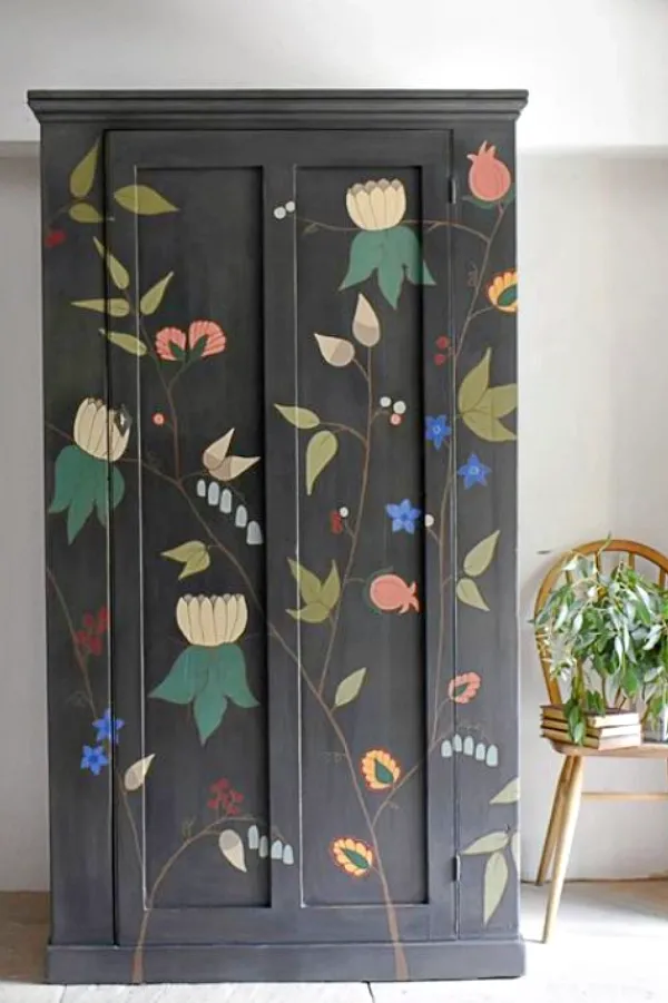 Móveis Renovados com Pintura à Mão: Ideias Criativas para Transformar Sua Decoração