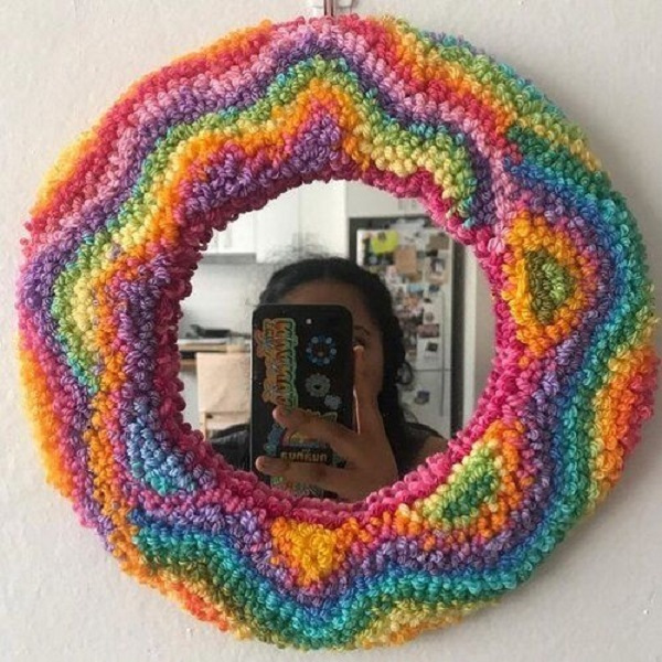 Espelho com bordado em ponto russo: charme artesanal na decoração