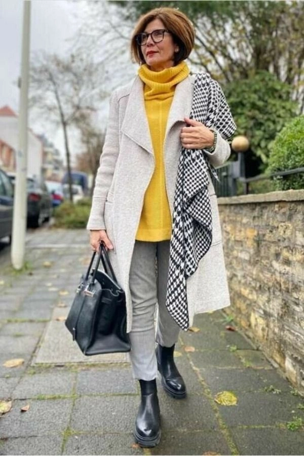 Moda Anti-Idade: 16 Looks Estilosos de Usar Echarpes no Inverno