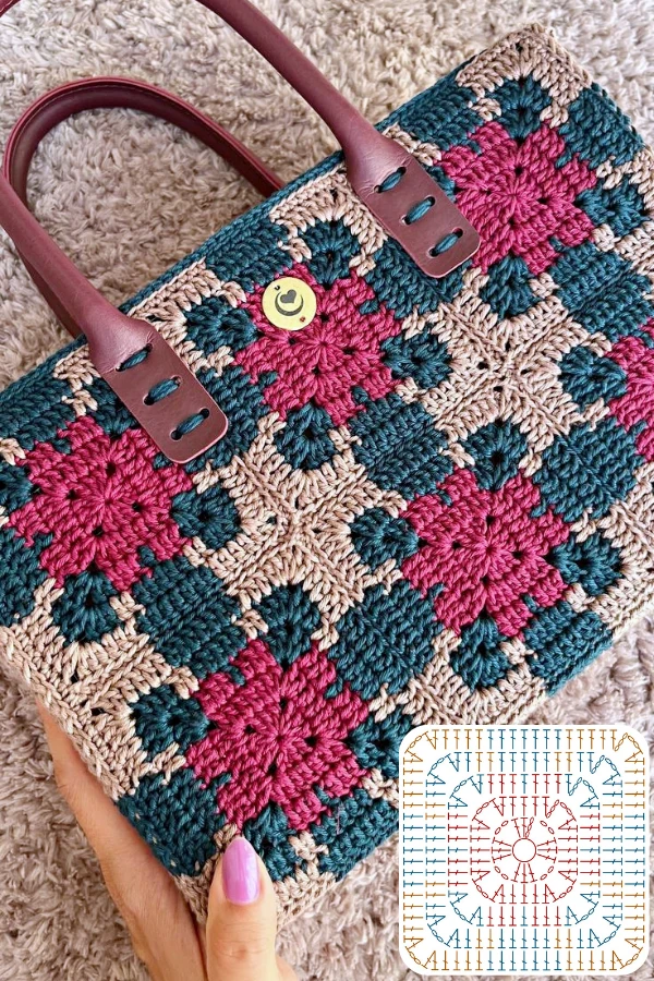 Como um quadrado de crochê transforma em bolsas e almofadas incríveis