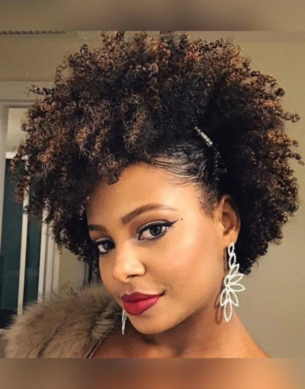 Penteados para Cabelos Cacheados: Ideias Lindas para Brilhar em Festas
