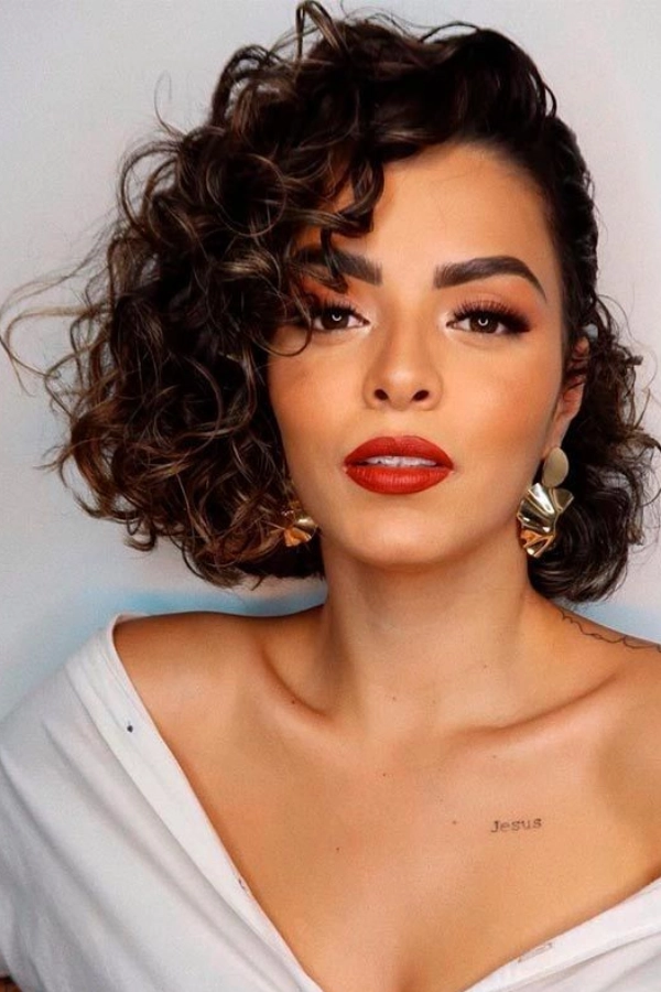 Penteados para Cabelos Cacheados: Ideias Lindas para Brilhar em Festas