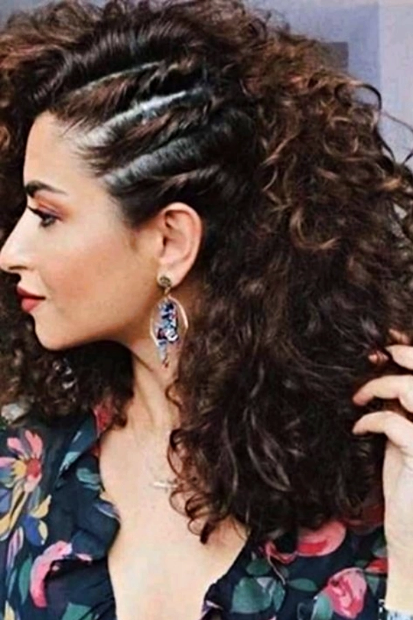 Penteados para Cabelos Cacheados: Ideias Lindas para Brilhar em Festas