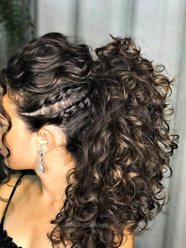 Penteados para Cabelos Cacheados: Ideias Lindas para Brilhar em Festas