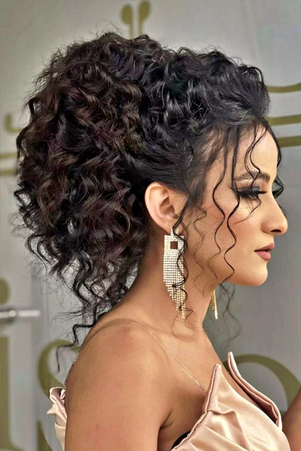 Penteados para Cabelos Cacheados: Ideias Lindas para Brilhar em Festas