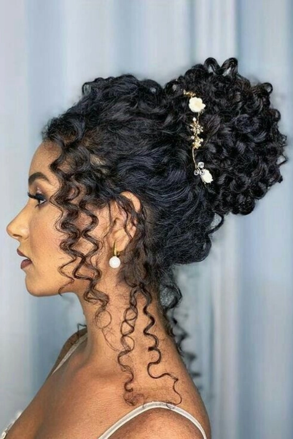 Penteados para Cabelos Cacheados: Ideias Lindas para Brilhar em Festas