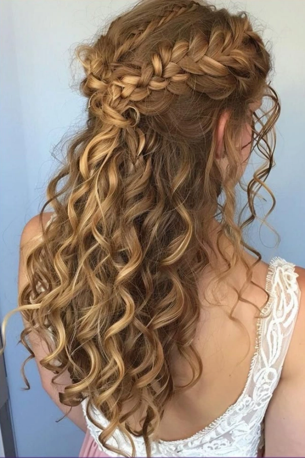 Penteados para Cabelos Cacheados: Ideias Lindas para Brilhar em Festas