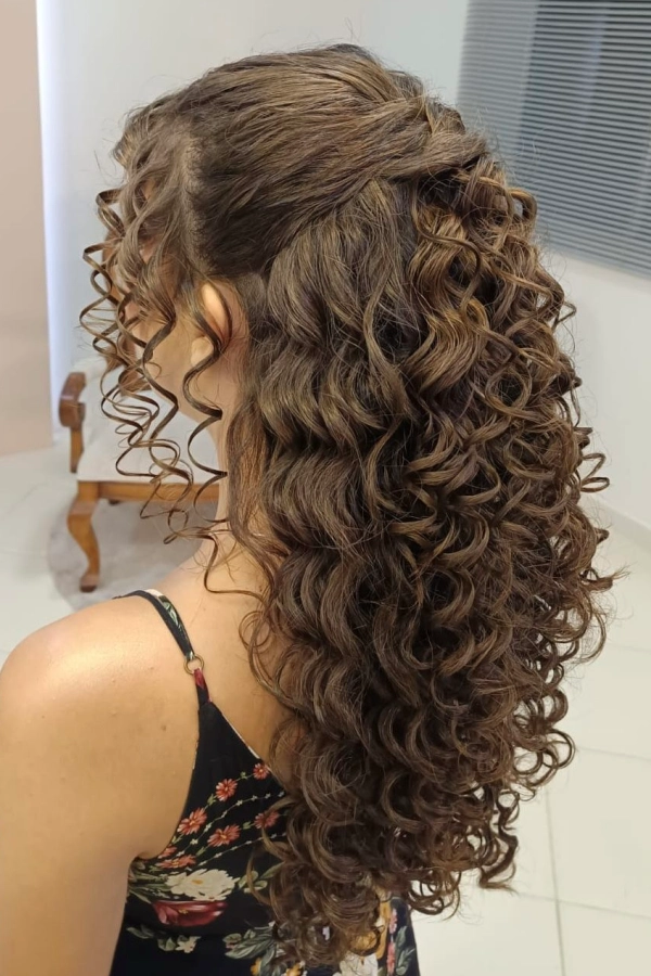 Penteados para Cabelos Cacheados: Ideias Lindas para Brilhar em Festas