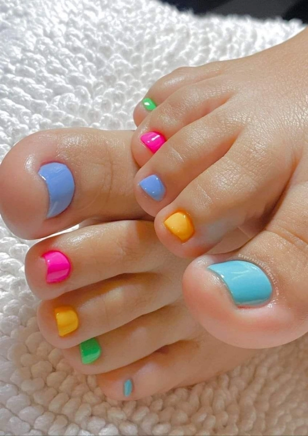 💅Unhas dos Pés no Verão: Cores Vibrantes e Designs Criativos que São Tendência!