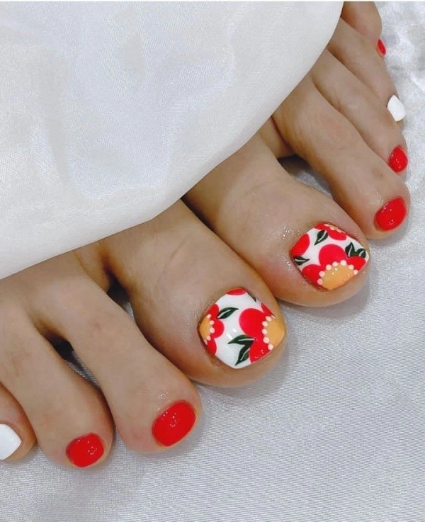 💅Unhas dos Pés no Verão: Cores Vibrantes e Designs Criativos que São Tendência!