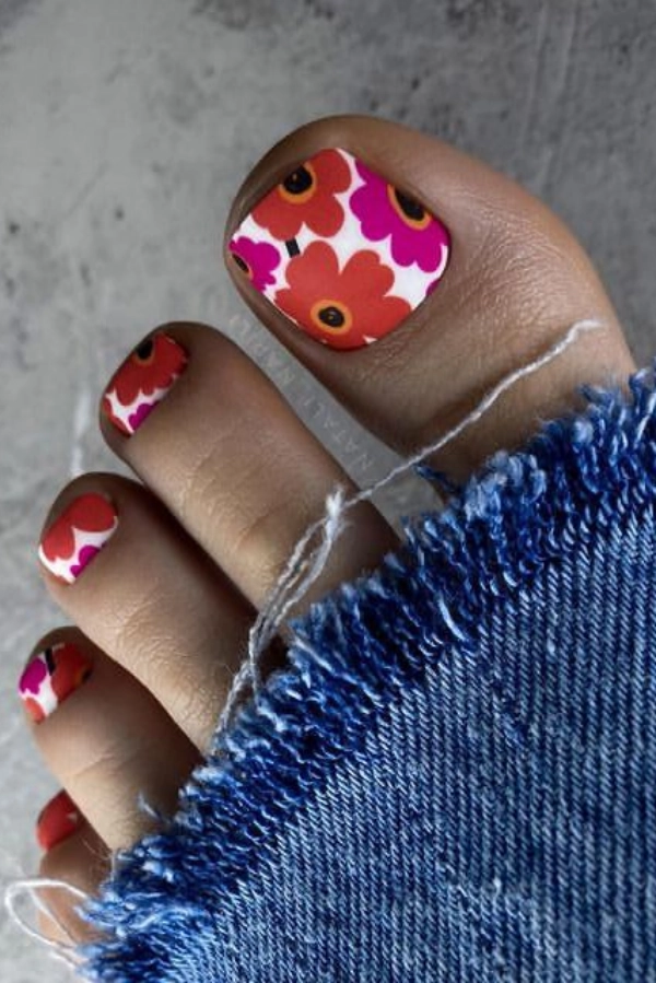 💅Unhas dos Pés no Verão: Cores Vibrantes e Designs Criativos que São Tendência!