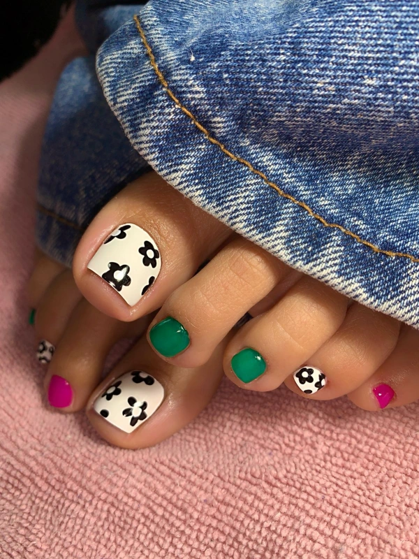 💅Unhas dos Pés no Verão: Cores Vibrantes e Designs Criativos que São Tendência!
