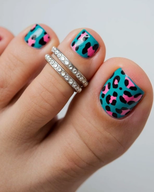 💅Unhas dos Pés no Verão: Cores Vibrantes e Designs Criativos que São Tendência!