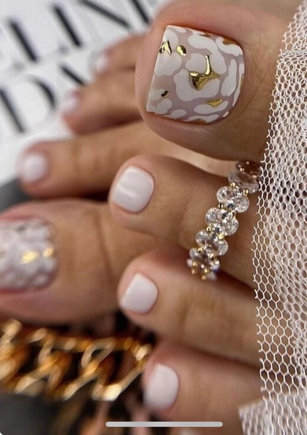 💅Unhas dos Pés no Verão: Cores Vibrantes e Designs Criativos que São Tendência!