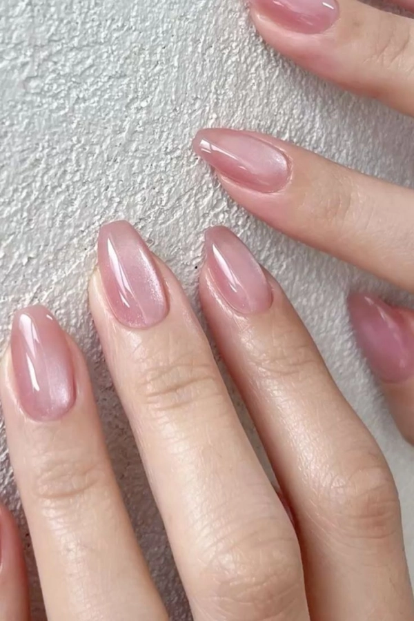 Mãos Bonitas no Verão: Cores e Designs de Unhas que São Tendência