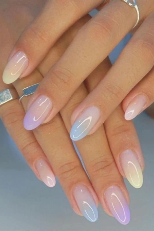 Mãos Bonitas no Verão: Cores e Designs de Unhas que São Tendência