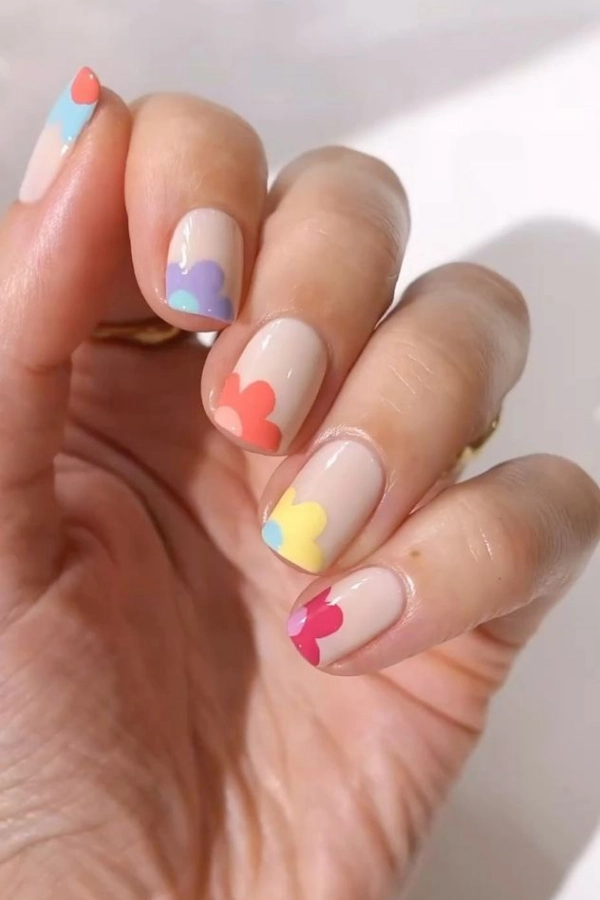 Mãos Bonitas no Verão: Cores e Designs de Unhas que São Tendência