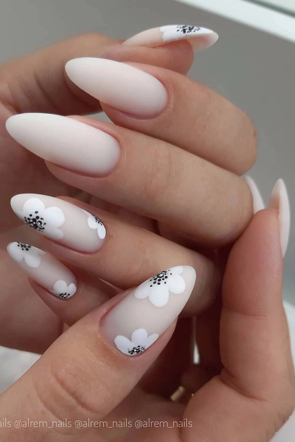 Mãos Bonitas no Verão: Cores e Designs de Unhas que São Tendência