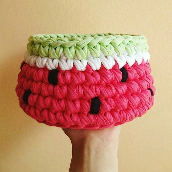 cesta de croche com fio de malha melancia - DIY - artesanato
